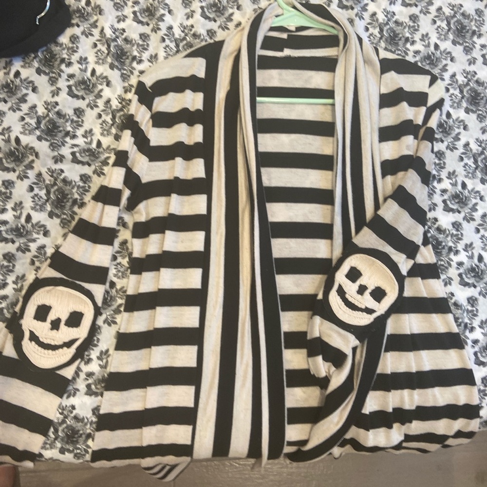 Black and White Skull Throw-over 💀